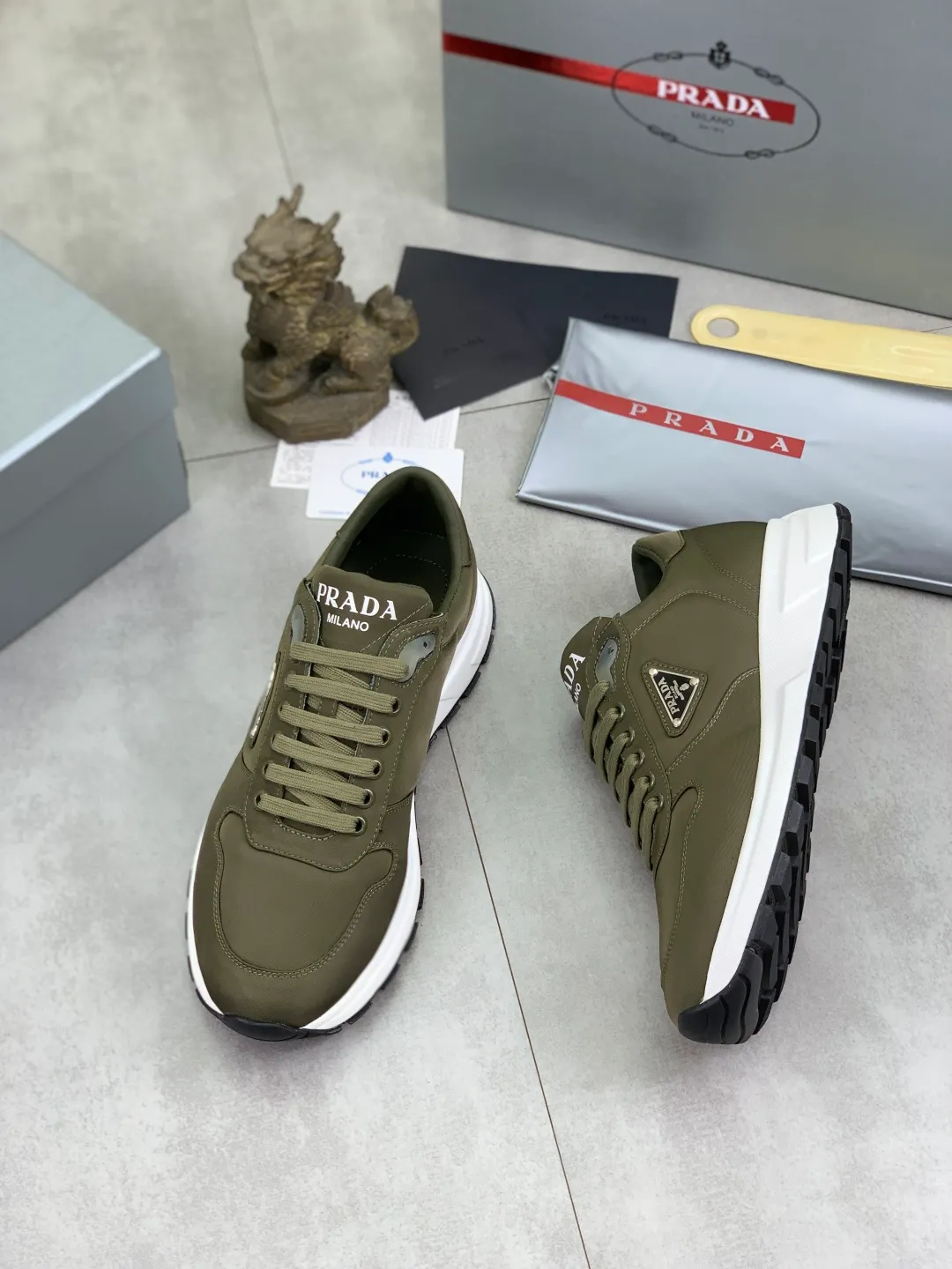 Men's shoes 💰P540 new (higher version) new PRADA (Prada) classic models are on the market at the same time, new men's shoes, 😘fabrics are selected from original imported calfskin. First layer of imported cowhide lining. The original version is awesome! 👍🏿Original open-molded non-slip PU outsole, with exquisite lines, simple and elegant, super comfortable and classy on foot, suitable for leisure travel. Code number: 38-45 (46 customized) 3️⃣ colors available